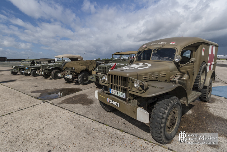 Rangée de véhicules militaires de la seconde guerre mondiales au Bourget
