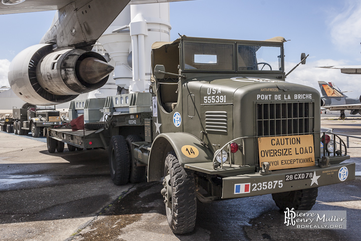 Tracteur International H542-11 "pont de la briche" sous le Boeing 747 au Bourget