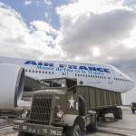Tracteur White type 444T "The Thirsty White" devant le Boeing 747 du Bourget