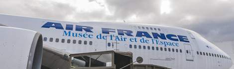 ...Tracteur White type 44T et sa remorque &agrave; c&ocirc;t&eacute; du Boeing 747 du Bourget....