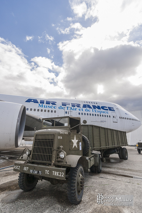 Tracteur White type 444T "The Thirsty White" devant le Boeing 747 du Bourget