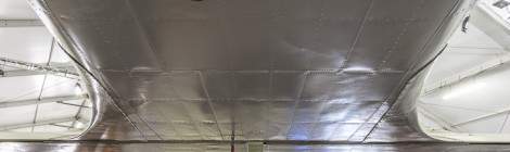 ...Vue sym&eacute;trique du dessous du Dakota C-47 du hall de la seconde guerre mondiale....