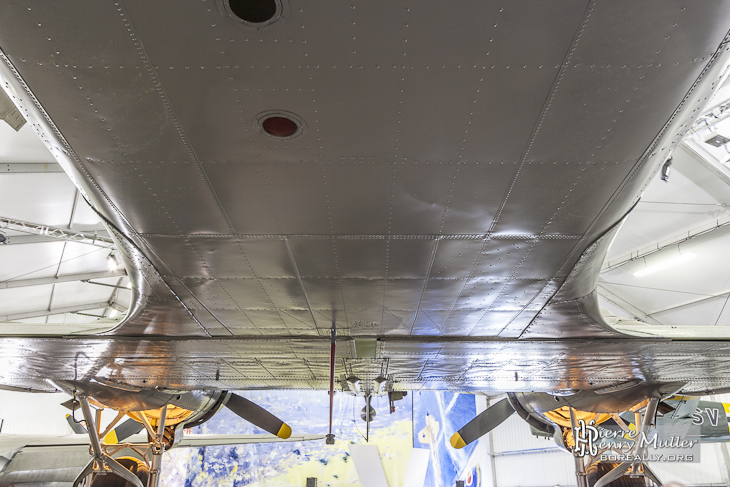 Vue du dessous du Douglas Dakota C-47 du musée du Bourget