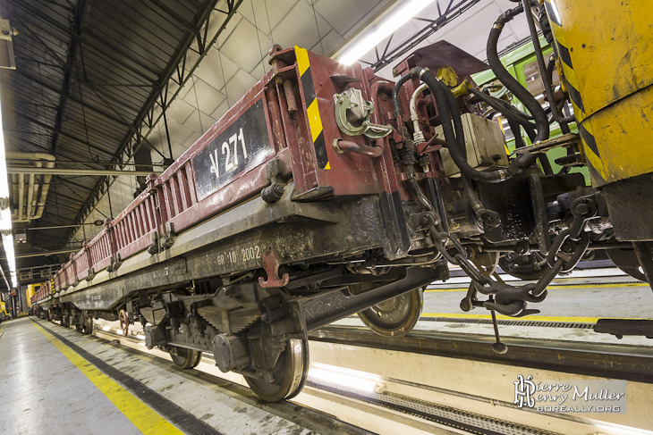 Attelage entre une Sprague et wagons plateaux pour les travaux sur voie