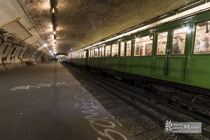 Deuxième quai de la station de métro fantôme Croix-Rouge de la ligne 10