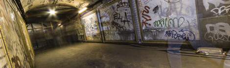 ...Les acc&egrave;s ext&eacute;rieurs de la station ont &eacute;t&eacute; ras&eacute;s et remplac&eacute;s par des grilles permettant &agrave; de gros ventilateurs l&rsquo;a&eacute;ration de la ligne 10 du m&eacute;tro parisien par la station fant&ocirc;me Croix-Rouge....