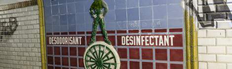 ...Ancienne publicité du métro en faïence pour désodorisant désinfectant Santogène Berger dans la station métro fantôme Saint-Martin à Paris....