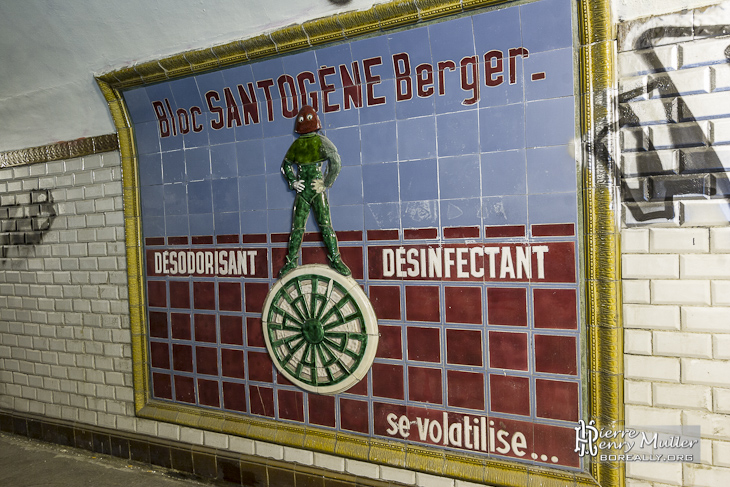 Publicité en faïence pour désodorisant désinfectant Santogène Berger