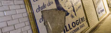 ...Vieille publicité dans le métro en faïence ventant les bienfaits d’un produit de lutte contre la chute des cheveux Capillogène à Paris....