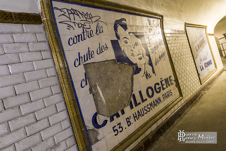 Publicité en faïence sur les quais de la station fantôme Saint Martin