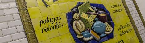 ...Cette publicité en faïence est en relief et fait la promotion de Maizena pour les potages veloutés, sauces onctueuses, entremets savoureux et pâtisseries délicieuses avec comme slogan « L’aliment des enfants ». Elle se trouve à la station métro fantôme de Saint Martin à Paris....