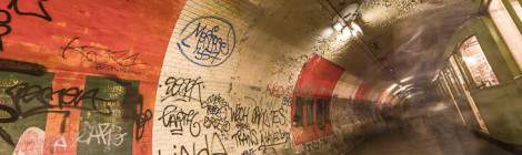 ...Les panneaux rouges aux emplacements publicitaires ont servis à inscrire des dates clefs du métro pour l’inauguration du métro MF88 en 1993....