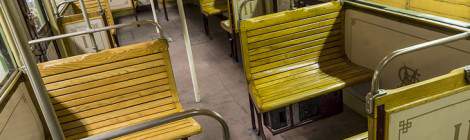 ...Confort sommaire à l’époque pour les voyageurs du métro dans les Spragues Thomson avec des sièges en bois....