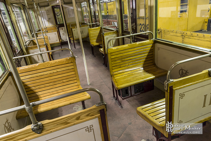 Siège en bois d'une voiture Sprague Thomson du métro parisien