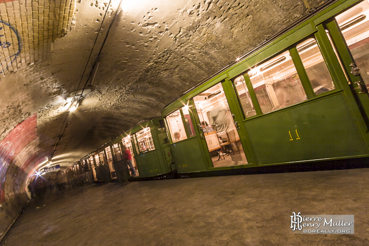 Sprague Thomson à la station fantôme Haxo du métro de Paris