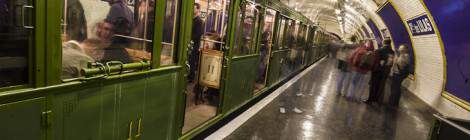 ...La station porte des Lilas Cinéma sert de lieu de tournage de films, de publicité et de clips musicaux. Elle regroupe la voie navette en pneumatique et la voie des fêtes en fer. La station est de décoration standard en carrelage blanc et est adaptée au niveau décors, publicité et plaques de stations en fonction des besoins de tournage....