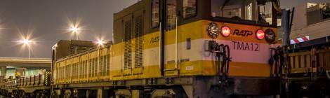 ...Tracteur &agrave; Marche Autonome de nuit sur les voies des ateliers de la Villette de la RATP....