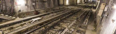 ...La voie F&ecirc;tes pour le m&eacute;tro pneumatique relie la station fant&ocirc;me Haxo et Place des F&ecirc;tes alors que la voie Navette n&rsquo;a pas de quai &agrave; Haxo et continue vers la station Pr&eacute; Saint-Gervais. Les deux voies sont vues depuis le quai de la station Porte des Lilas Cin&eacute;ma....