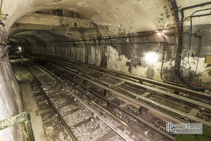 Voies du métro à la station Porte des Lilas Cinéma