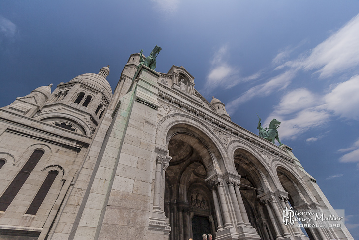 Détails des arches et colonnes de la Basilique du Sacré-Cœur de Montmartre