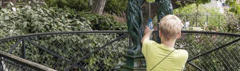 ...La ville de Paris comporte un certaine nombre de fontaines Wallace du nom de Sir Richard Wallace qui a financ&eacute; l&rsquo;installation de ces fontaines au 19&egrave;me si&egrave;cle. Ici un enfant remplit sa gourde d&rsquo;eau &agrave; la fontaine....