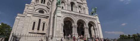 ...Vue de la façade de la Basilique du Sacré-Cœur de Montmartre avec les touristes sous le soleil....