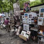 Peintres réalisant une toile de peinture sur la place du Tertre à Paris