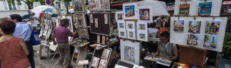 ...Deux artistes peintre réalisent leurs toiles dans le quartier de la place du Tertre à Paris....