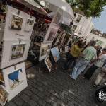 Place du Tertre et ses peintres exposant et peignant sur place à Paris