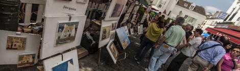 ...De nombreux peintres exposent et peignent sur la place du Tertre dans le quartier de Montmartre. D’autres dessinent des portraits des touristes de passage....