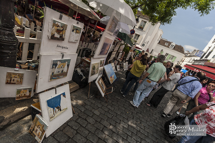 Place du Tertre et ses peintres exposant et peignant sur place à Paris