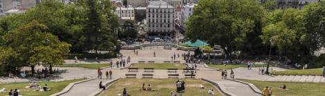 ...&Eacute;tant le point au sol le plus haut de Paris, la vue depuis le Sacr&eacute;-Coeur &agrave; Montmartre domine la capitale....