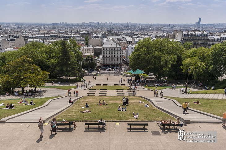 Vue sur les pelouses du Sacré-Coeur et Paris depuis Montmartre