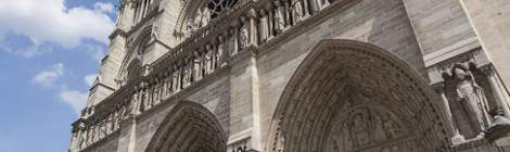 ...D’une largeur de 43,5 mètres la façade principale de la Cathédrale Notre-Dame de Paris comporte trois portails avec entrées, une rosace centrale centré sur un carré de 40 mètres de côté....