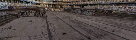 ...Le grand bassin ext&eacute;rieur dit bassin d&rsquo;&eacute;t&eacute; de la piscine Molitor &agrave; Paris....