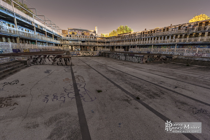 Bassin d'été de la piscine Molitor à Paris