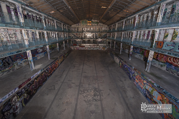 Bassin intérieur de la piscine Molitor à l'abandon