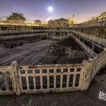 Bassin de la piscine Molitor sous la pleine lune depuis les étages des cabines