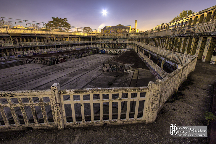 Bassin de la piscine Molitor sous la pleine lune depuis les étages des cabines