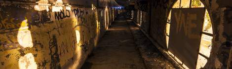 ...Les coursives du toit de la piscine abandonnée Molitor et on jeu de couleur et d’ombre avec les lumières de la ville....
