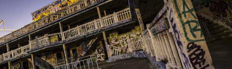 ...La structure du bassin d&rsquo;&eacute;t&eacute; ext&eacute;rieur de la piscine abandonn&eacute;e Molitor &agrave; Paris recouvert de tags....
