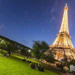 Champs de Mars et Tour Eiffel illuminée au coucher de soleil