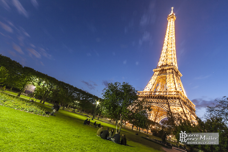 Champs de Mars et Tour Eiffel illuminée au coucher de soleil