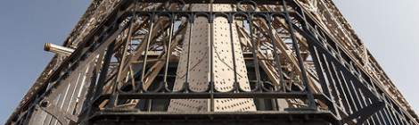 ...Vue de la mezzanine du deuxième étage de la Tour Eiffel en symétrie sur deux côtés....