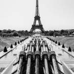 Jets d'eau du Trocadéro et la Tour Eiffel à Paris en symétrie noir et blanc