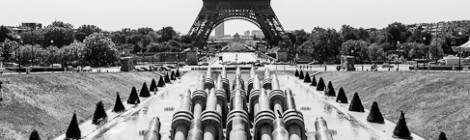 ...Vue symétrique en noir et blanc des jets d’eau du Trocadéro avec la Tour Eiffel alignée....