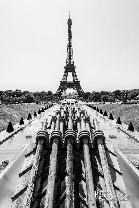 Jets d'eau du Trocadéro et la Tour Eiffel à Paris en symétrie noir et blanc