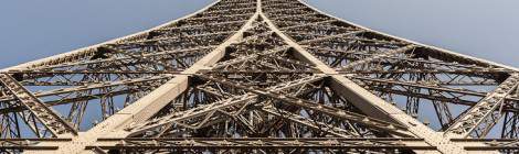 ...Vue sur la jonction des quatre axes de la Tour Eiffel pour ne former plus qu’un seul axe....