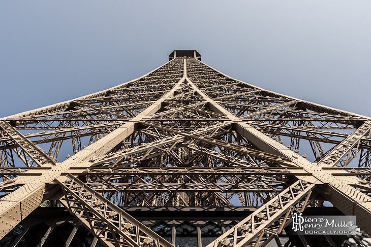 Jonction des 4 branches de la structure de la Tour Eiffel
