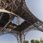Les 4 pieds et le premier étage de la Tour Eiffel vue du dessous à Paris